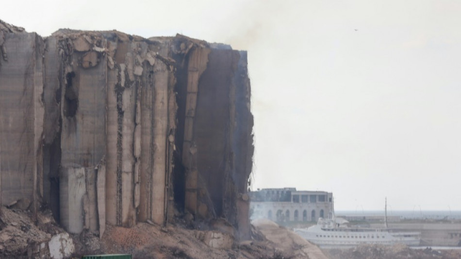 Se derrumban parte de los dañados silos del puerto de Beirut tras incendio