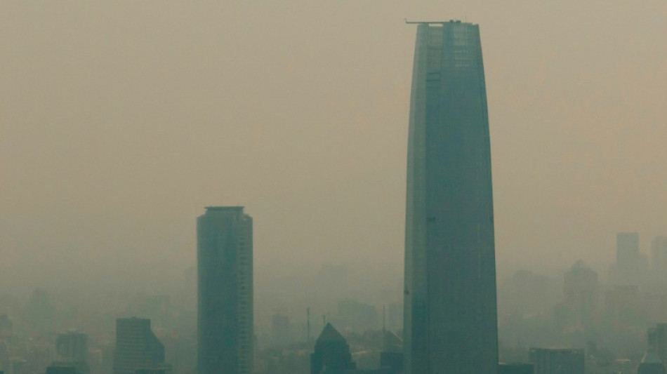 Alerta sanitaria en Santiago debido a densa nube de humo por incendios 