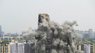 Inde: deux immeubles de 100 mètres détruits dans la banlieue de Delhi