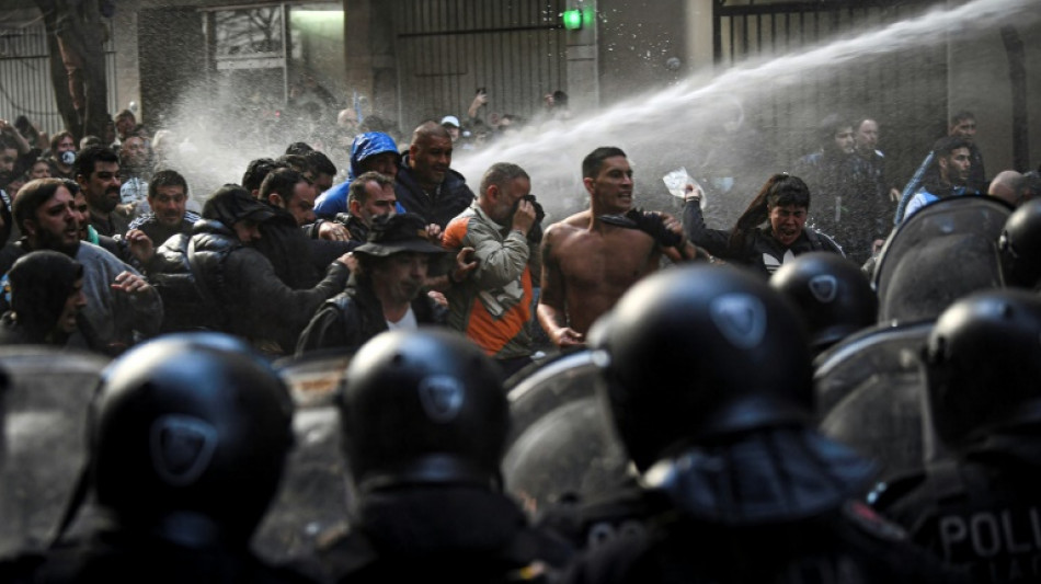 Thousands rally in Argentina to support ex-leader Kirchner