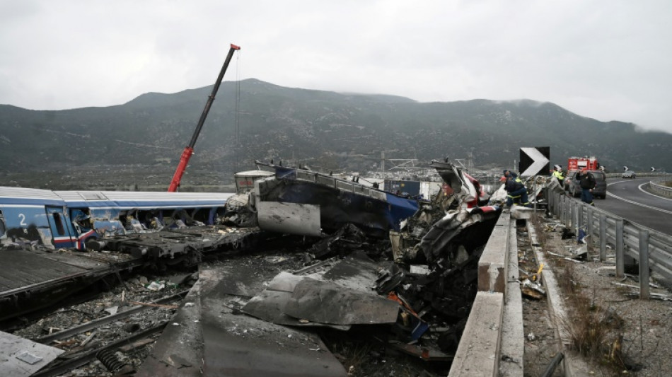 Vagones pulverizados y calcinados tras el accidente de tren mortal en Grecia