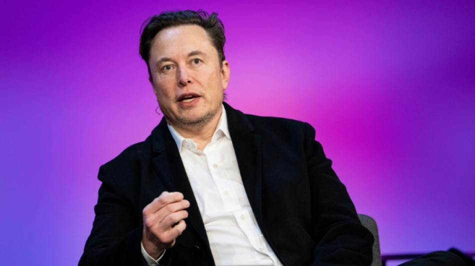 Seul aux commandes de Twitter, Elon Musk imprime sa marque