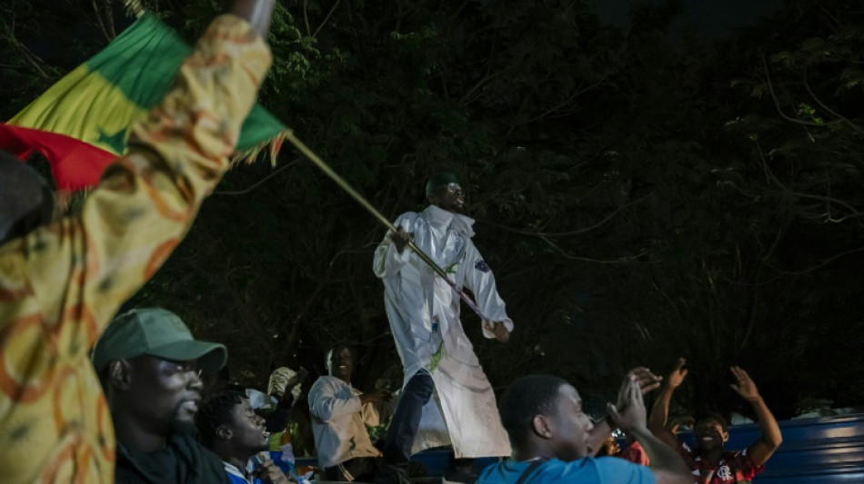 Sénégal: le candidat antisystème déclaré proche de la victoire, le camp du pouvoir conteste