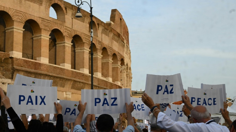 El papa fustiga desde el Coliseo la amenaza nuclear y clama por la paz