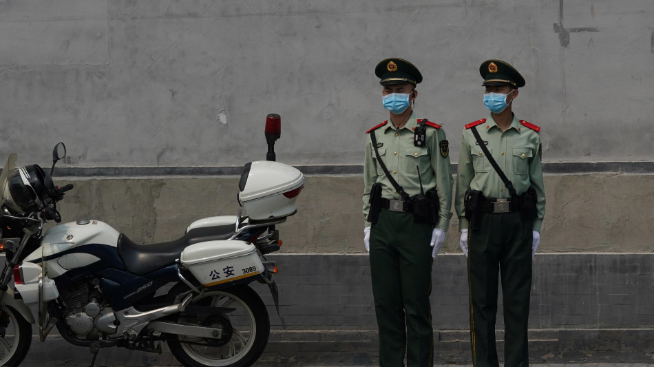 Cina: auto contro studenti vicino a una scuola, molti feriti