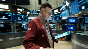 Wall Street commence la semaine en repli, inquiète de la trajectoire des taux 