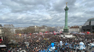 Macron "à disposition des syndicats", mais sans remettre en cause la réforme des retraites 