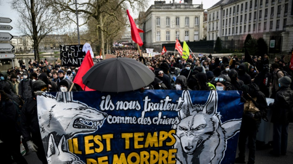 Pour l'exécutif, au Parlement comme dans la rue, la bataille des retraites s'accélère