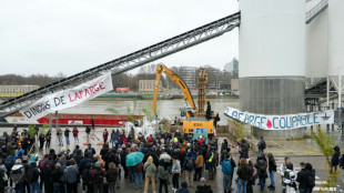 A Paris, des militants écologistes se mobilisent contre les cimentiers