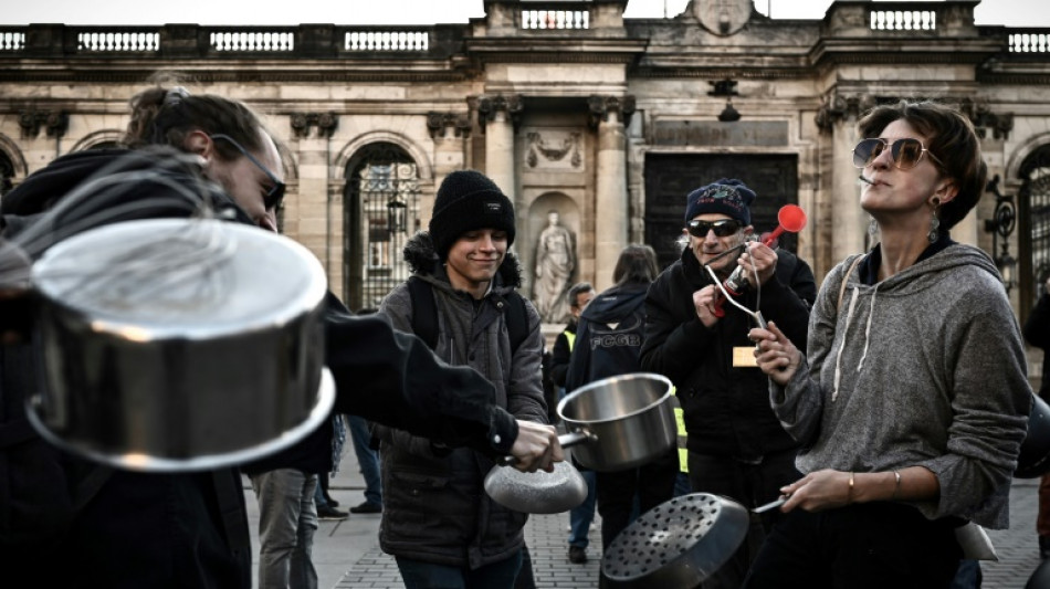 Concerts de casseroles et dégradations en marge de l'allocution d'Emmanuel Macron