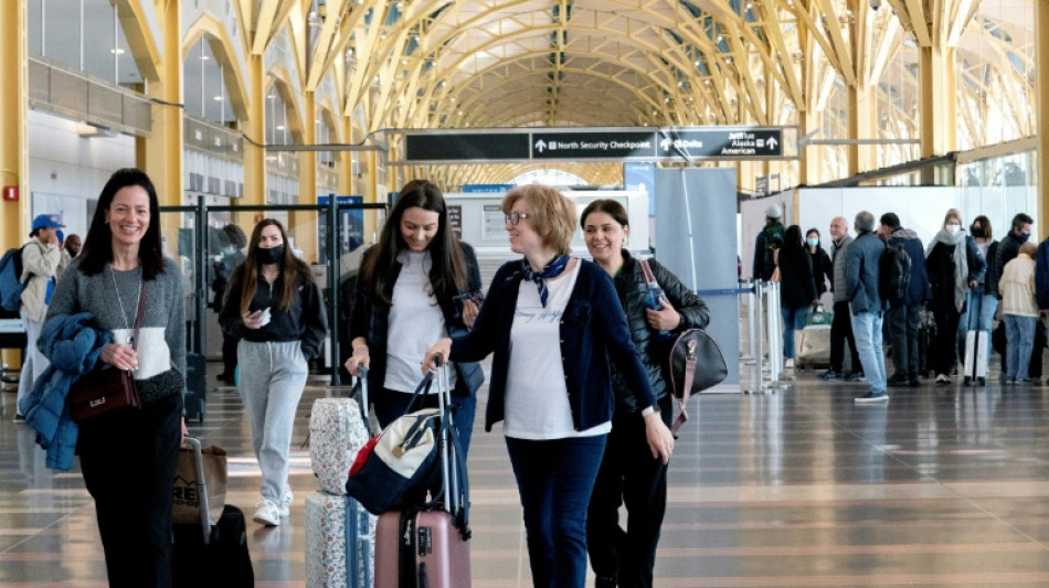 Aux Etats-Unis, la fin du masque obligatoire dans les transports entre applaudissements et agacement