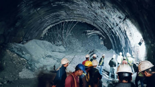 Los 40 trabajadores atrapados en un túnel colapsado en India están "vivos"