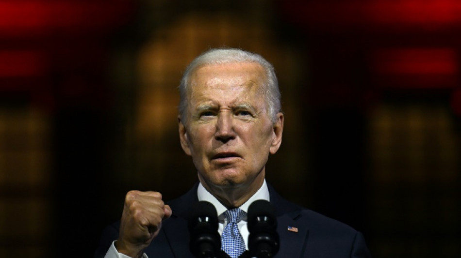 Biden, avec une virulence rare, dénonce l'"extrémisme" de Trump 