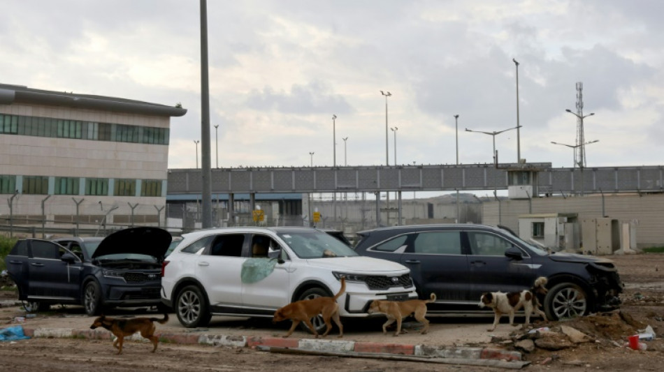 Au point de passage d'Erez fermé, des chiens errants et des voitures criblées de balles 