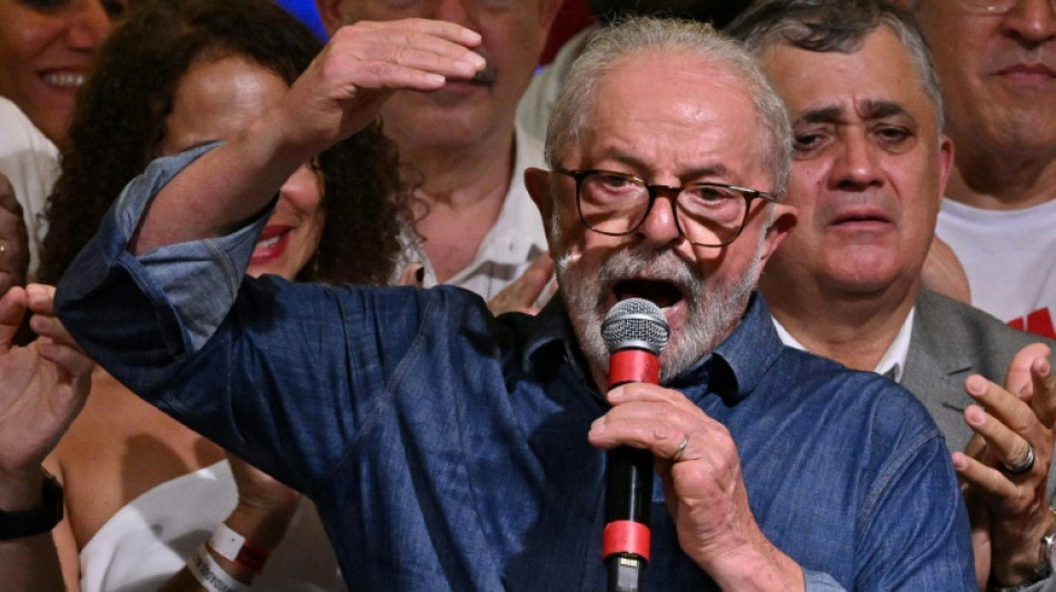 Brésil: la victoire de Lula saluée dans le monde, mandat compliqué en vue