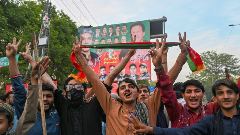 Pakistan social media blackout boosts Khan's momentum