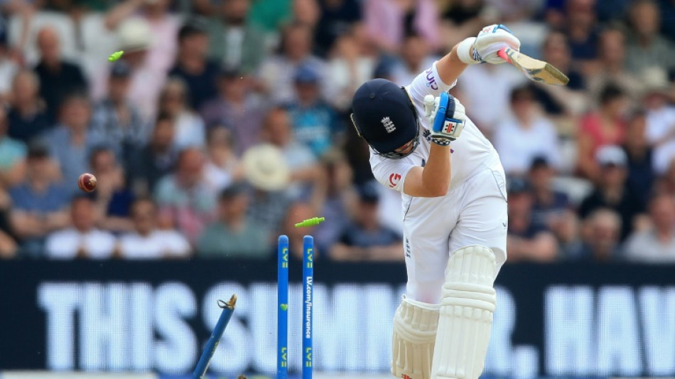 Boult strikes as England slump to 55-6 against New Zealand 