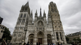Schockmoment: Feuer am Spitzturm der gotischen Kathedrale im französischen Rouen