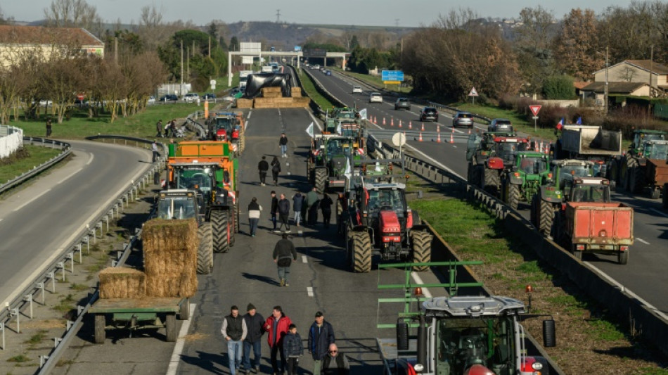 Sur l'A64, les agriculteurs à bout campent et font bloc