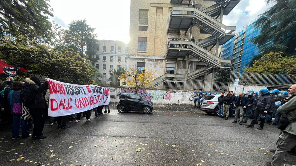 Occupato tetto Lettere alla Sapienza, stop tagli e riforma