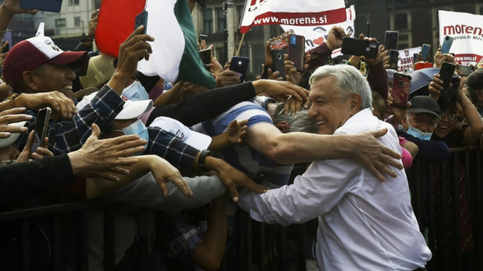 Mexique: le président entraîne une marée humaine dans la rue en soutien à sa politique