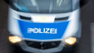 Brandenburg: Unbekannter setzt sich zu 18-Jähriger ins Auto und bedroht sie