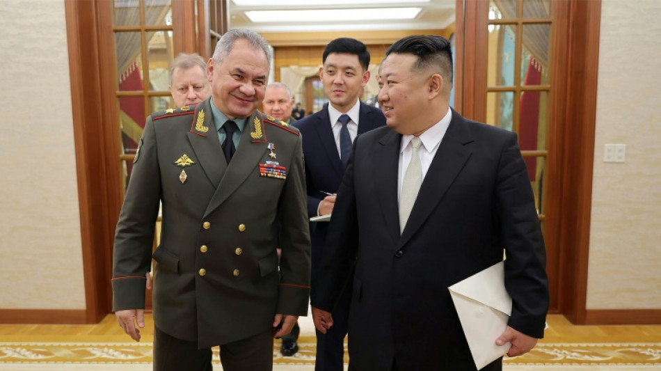 Kim Jong Un dévoile ses nouveaux drones et missiles au ministre russe de la Défense 