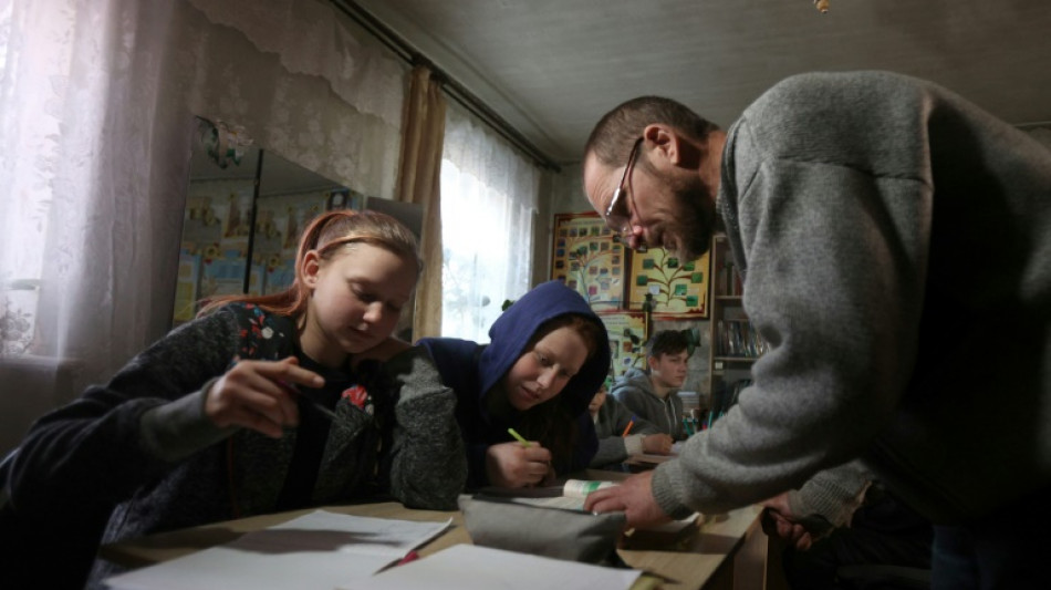 Dans un village ukrainien en ruines, le salon d'un enseignant devient une école de fortune