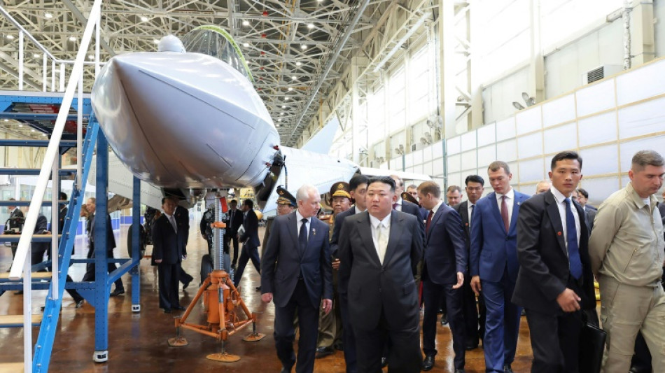 A Vladivostok, Kim Jong Un examine des armes russes aux côtés du ministre de la Défense