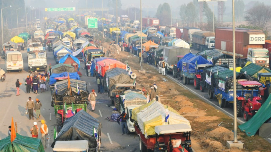 En Inde, des agriculteurs révoltés devant des barrages policiers