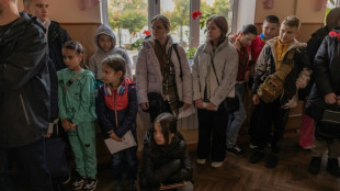 Ukraine: rester sous les bombes ou partir, le dilemme de parents à Kherson