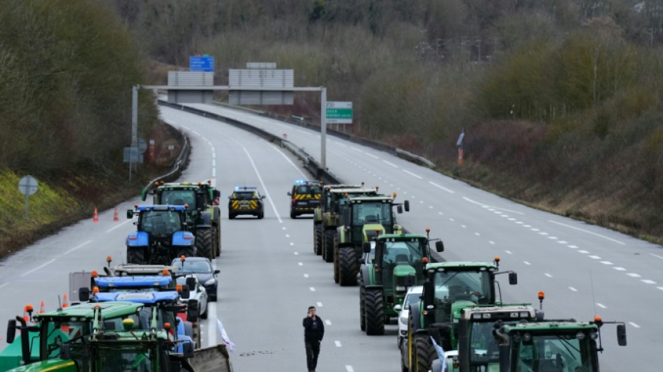 Agricultores começam a cercar Paris antes de anúncios do governo