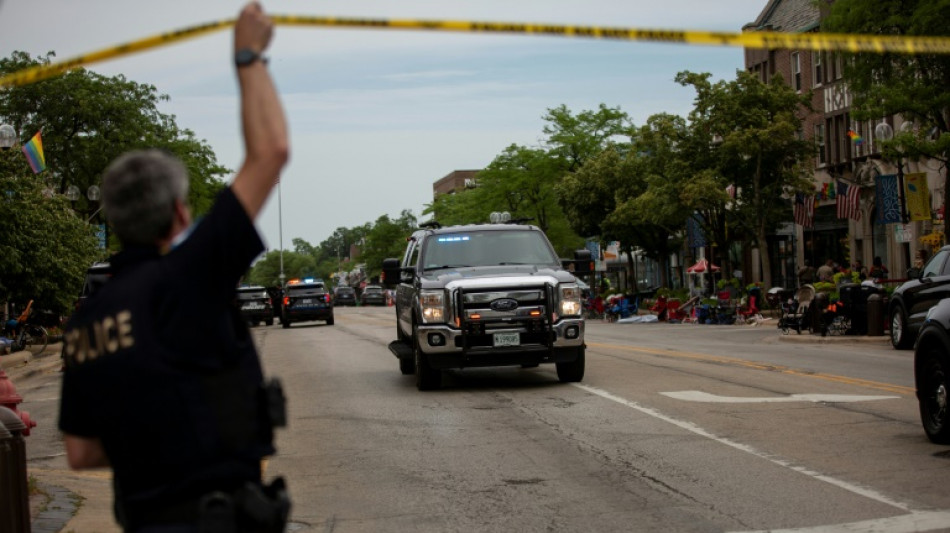 Al menos 6 muertos y 24 heridos en tiroteo en desfile cerca de Chicago