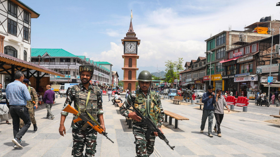 Caccia ai terroristi che assalirono un bus nel Kashmir indiano