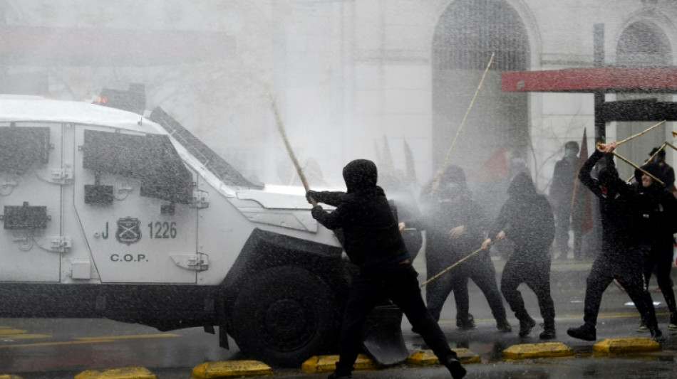 Encapuzados vandalizam exteriores do palácio presidencial durante marcha no Chile