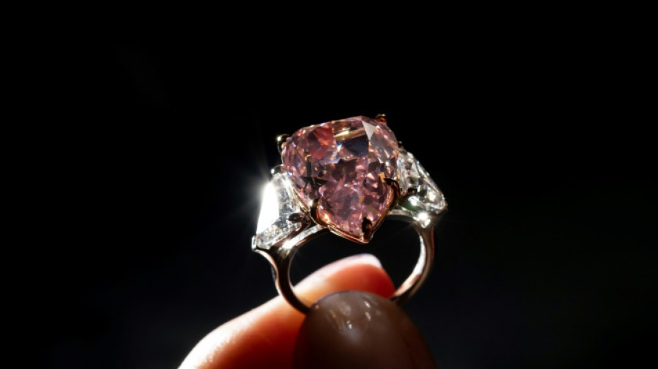 Le diamant rose géant "Fortune Pink" adjugé plus de 28,6 millions d'euros