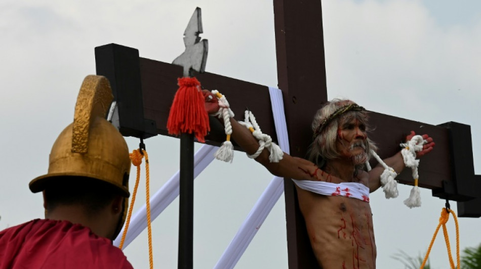 Fieles filipinos celebran el Viernes Santo con crucifixiones y flagelos