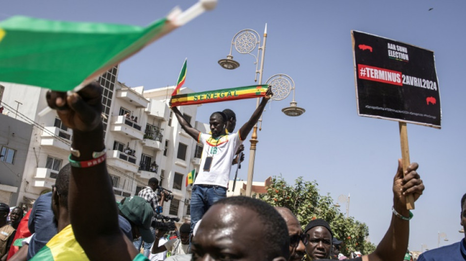 Présidentielle au Sénégal: 15 candidats accusent le président Sall de traîner les pieds