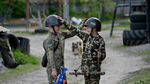 "Jouer à la guerre", les petits Ukrainiens confrontés à une enfance militarisée