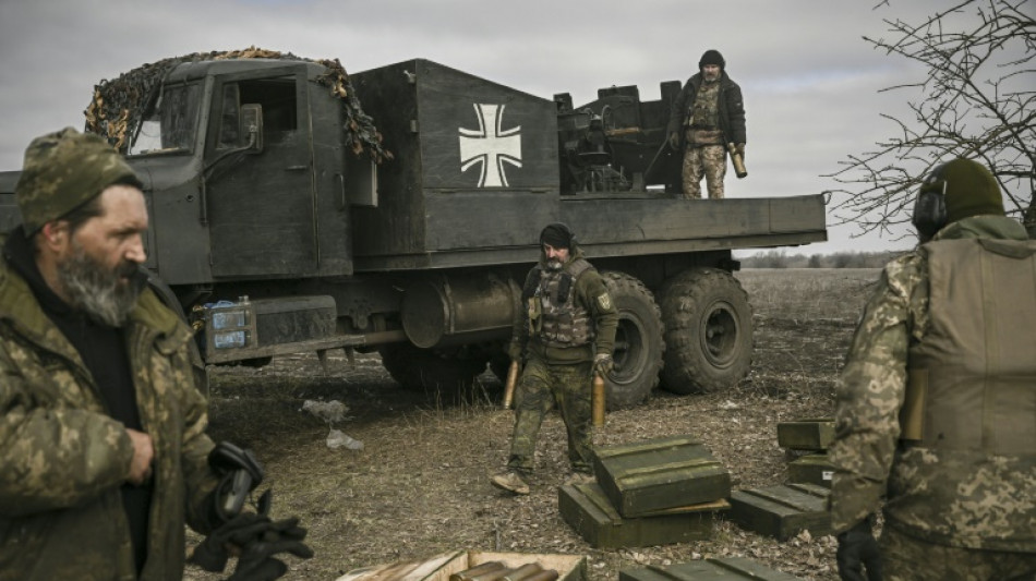 Sur le front en Ukraine, de vieux amis et leur canon sorti de l'histoire