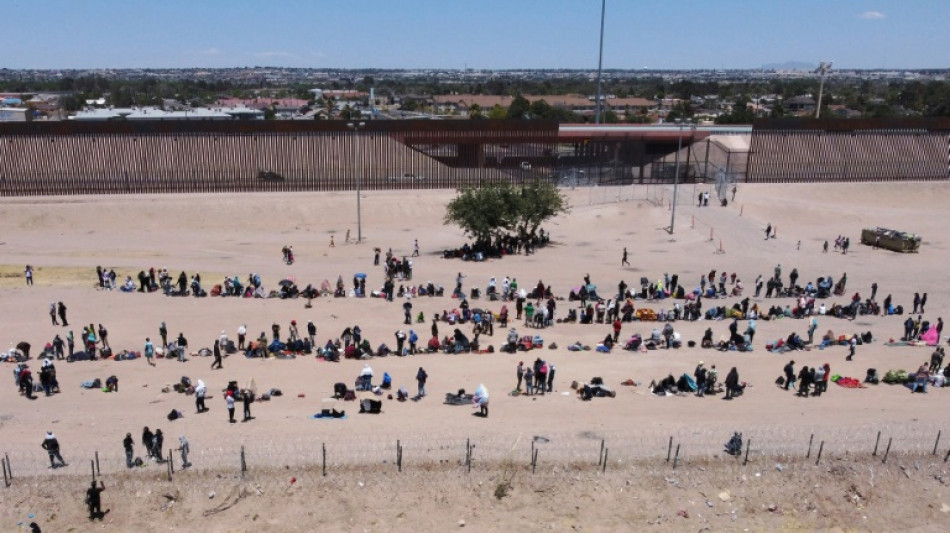 Confusion reigns at US-Mexico border before rule change