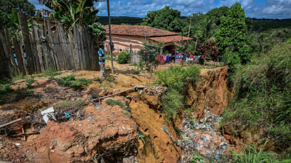 Au Brésil, une ville d'Amazonie trouée de cratères géants