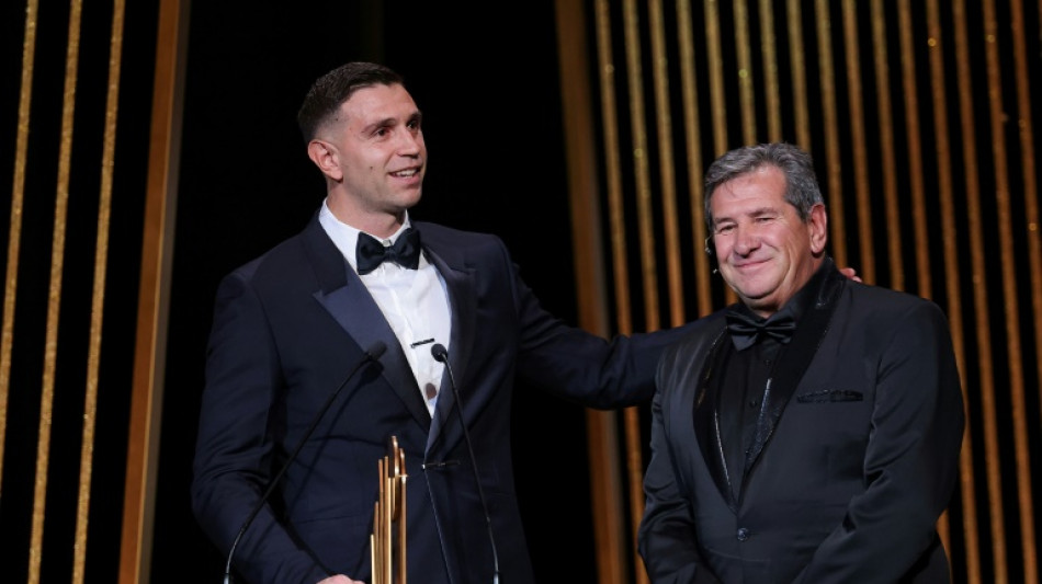 Argentino 'Dibu' Martínez leva o Troféu Yashin de melhor goleiro do ano