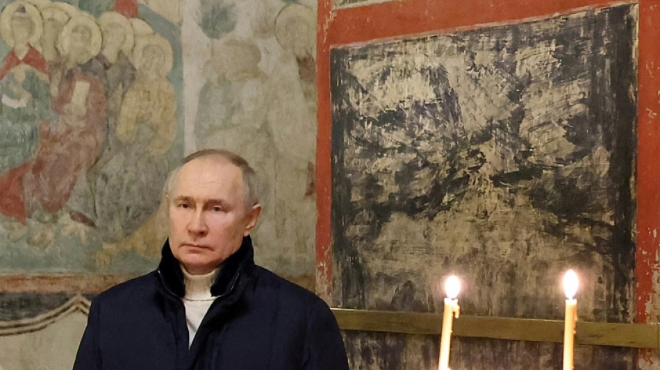 Poutine assiste seul à un office de la Noël orthodoxe dans une église du Kremlin 