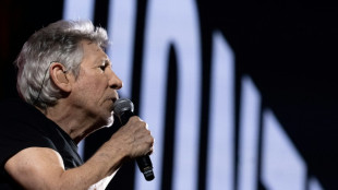 Polícia alemã investiga Roger Waters por uniforme de estilo nazista