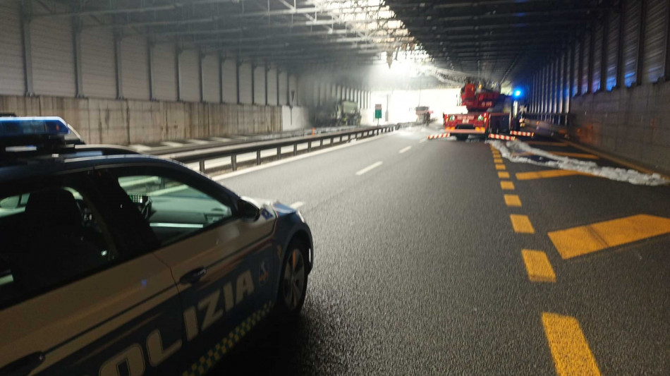 Tir a fuoco sull'A7, caos sul nodo autostradale genovese