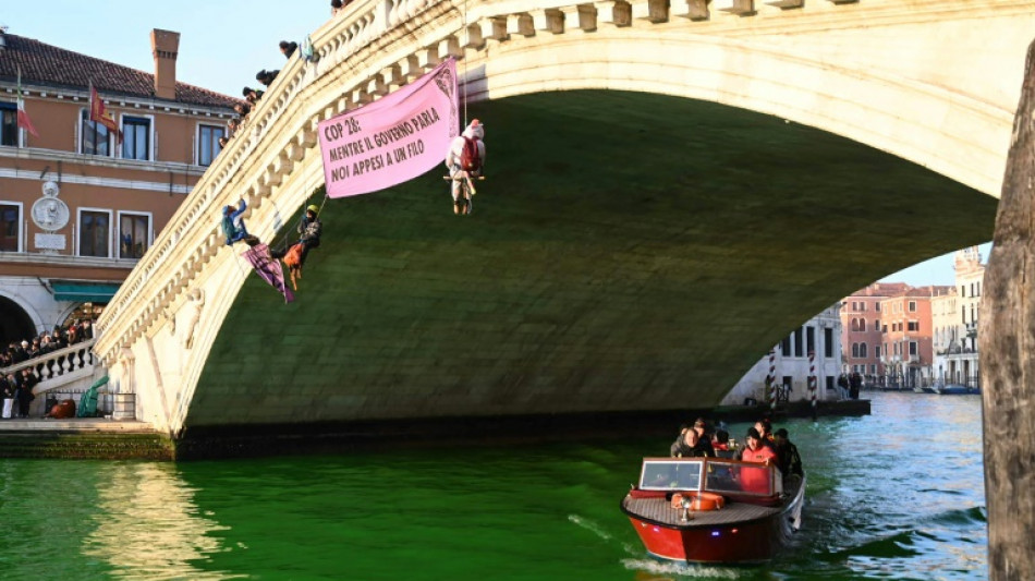 Activistas ambientales tiñen de verde el Gran Canal de Venecia